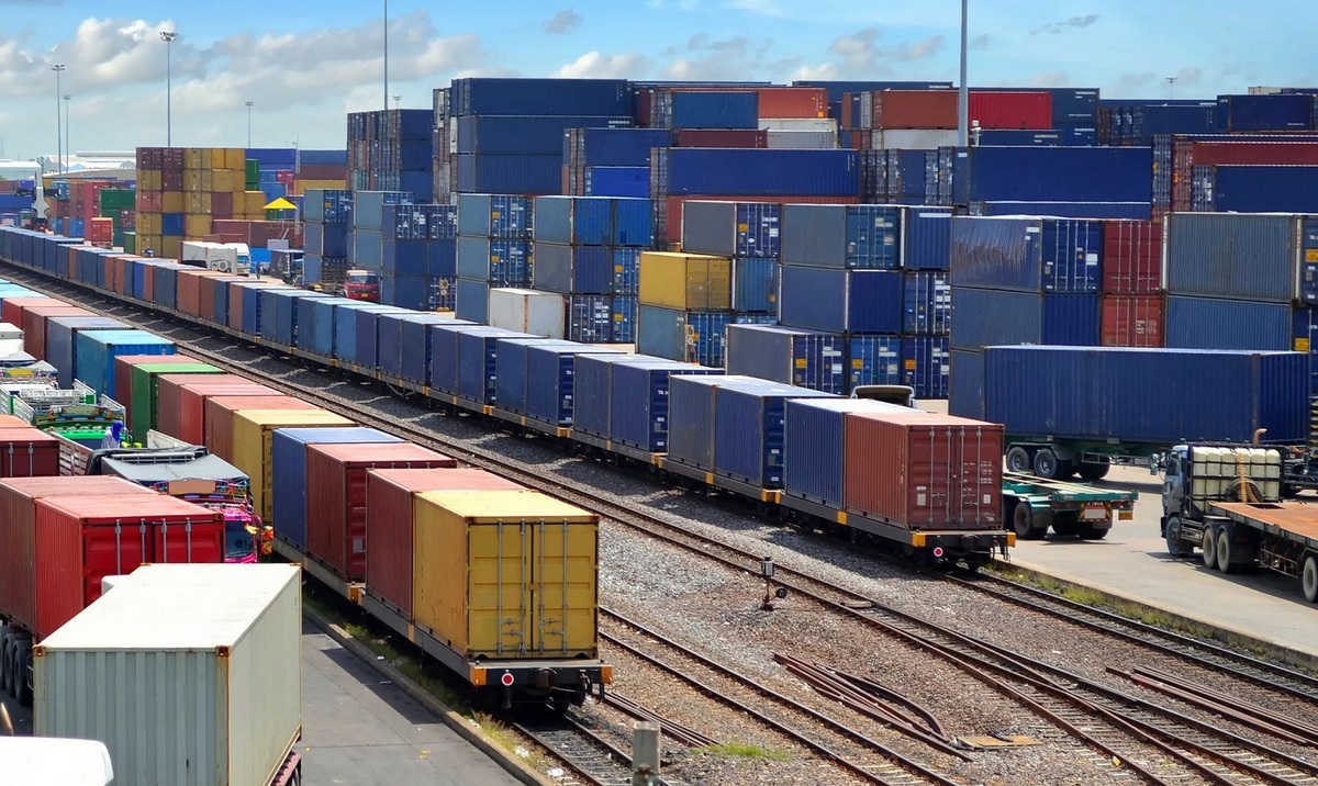 Погрузка на сети РЖД в сентябре снизилась на 3%